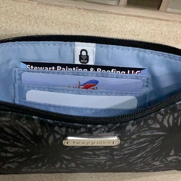 COPY - NWOT 🩵 Baggallini Wristlet In Midnight Blossom - Picture 4 of 14